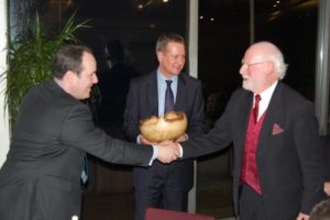 Len Yull receivs confor award
